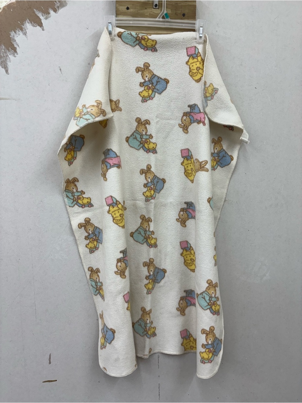Vtg springmaid Peter rabbit baby blanket (40”X33”)